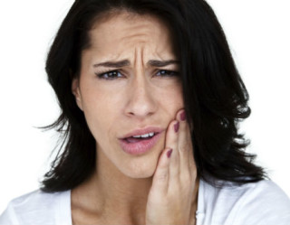 mulher com dor de dente