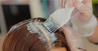 Pintar e alisar cabelo pode aumentar chances de câncer de mama