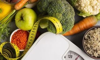 Alimentos e uma balança em close up