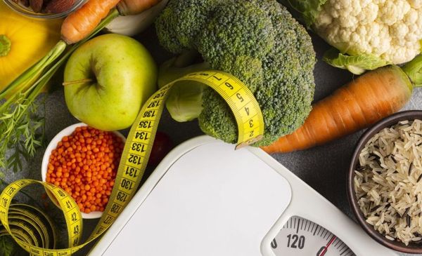 Alimentos e uma balança em close up