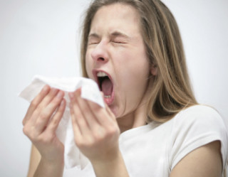 Mulher com H1N1 espirrando 