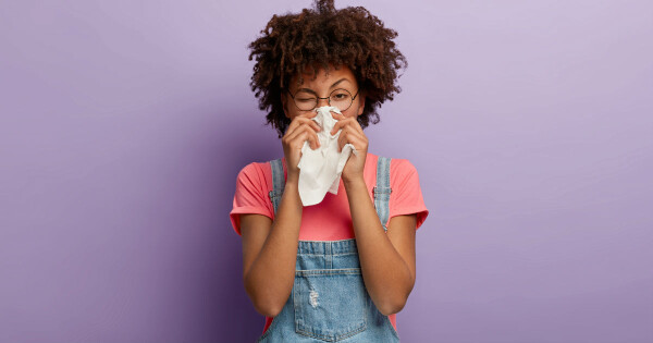 Quais alimentos pioram sintomas de rinite? Créditos: WAYHOME studio/Shutterstock