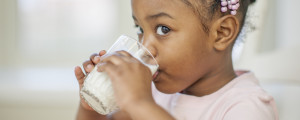 Criança tomando leite