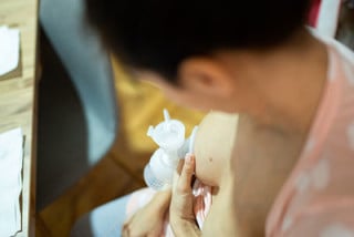Usar métodos para extrair o leite pode ajudar a mãe (Foto: Getty Images)