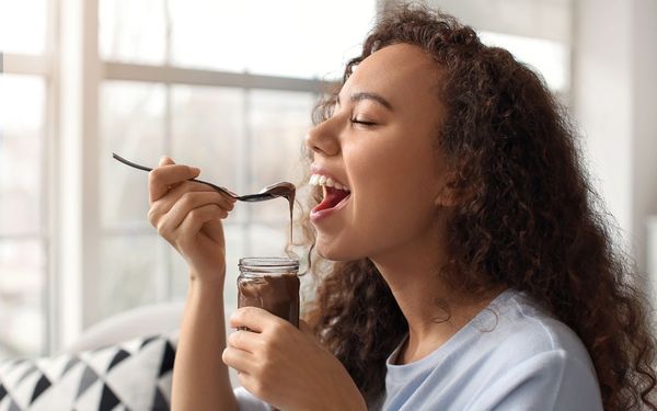 mulher comendo doce