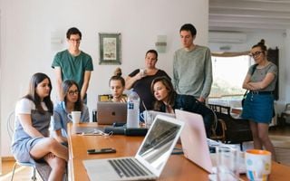 pessoas em uma reunião