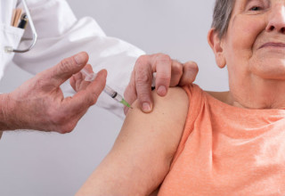 Pessoas acima dos 50 anos podem se vacinar contra sarampo em clínicas privadas e ações de bloqueio - Foto: Shutterstock