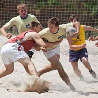 O rugby na areia é feito com menos jogadores e adota outras regras frente à versão tradicional - Foto: Shutterstock
