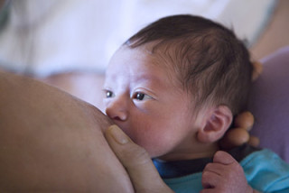 Amamentação começa pouco depois do parto (Foto: Getty Images)