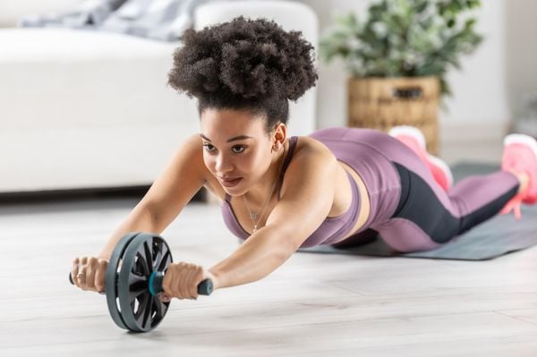 Mulher jovem se exercitando em casa