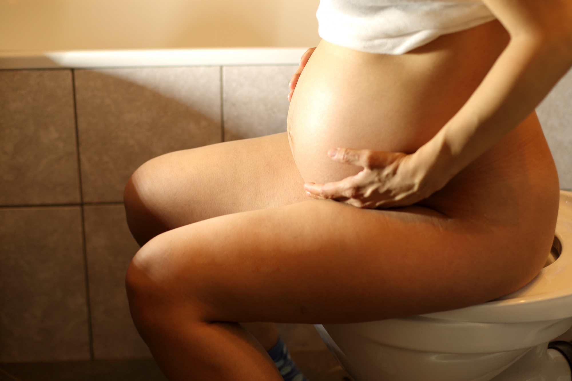 Menstruação na gravidez é normal? 9 possíveis causas para a perda de sangue  foto