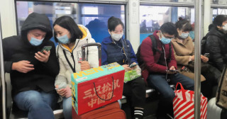 Chineses usam máscaras para evitar contaminação por coronavírus