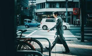 Homem andando pelas ruas do Japão