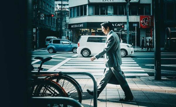 Homem andando pelas ruas do Japão