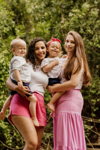 Bruna e Camila com os gêmeos Marina e Valentim - Arquivo pessoal&nbsp;