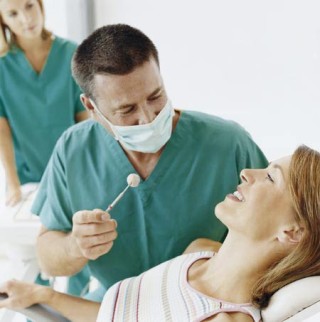 Mulher em consultório fazendo clareamento dentário
