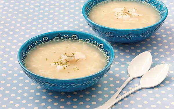 Tijela de sopa de peixe em cima de mesa