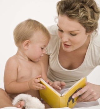 mãe lê para bebê