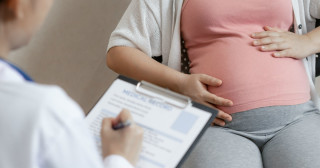 Mulher grávida em consulta médica