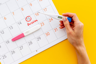 Teste de gravidez acima de um calendário