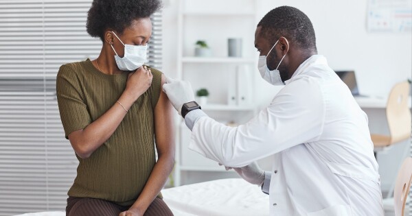 Risco de trombose em grávidas e as vacinas da COVID-19: entenda a relação