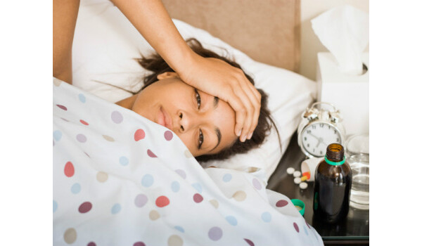 Mulher na cama com sintomas de dengue, zika ou chikungunya 