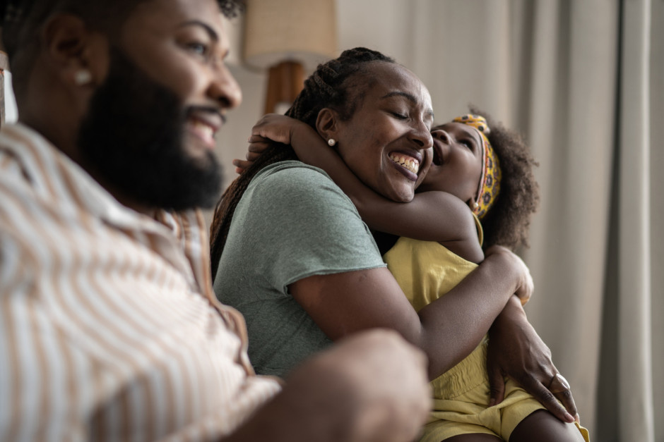 família negra mãe abraçando a filha