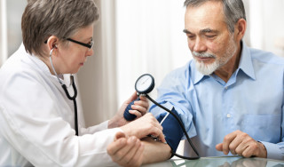 homem monitorando a pressão arterial - Foto: Getty Images