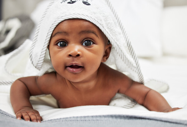Bebê com toalha na cabeça