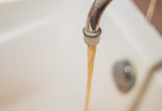 Água de torneira suja pode se tornar potável com dicas caseiras - Foto: Shutterstock