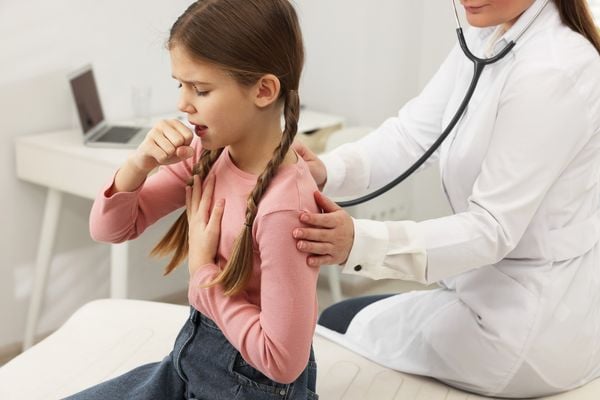 menina tossindo e médico escutando o pulmão