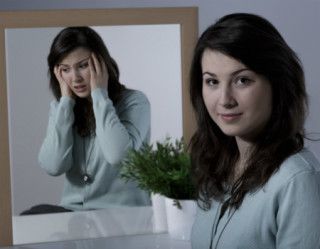 Mulher com transtorno bipolar no trabalho 