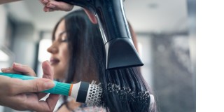 Mulher fazendo escova no cabelo
