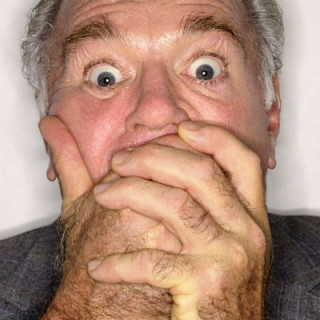 Homem desesperado com mau halitose - Foto: Getty Images