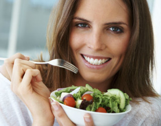 mulher comendo salada