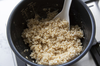 Mexendo arroz integral em uma panela