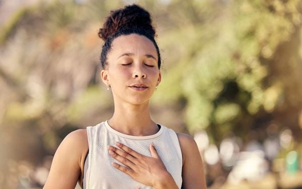 foto de mulher negra fazendo exercício de respiração