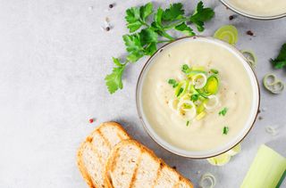 Sopa de alho-poró e cottage- Foto: Shutterstock