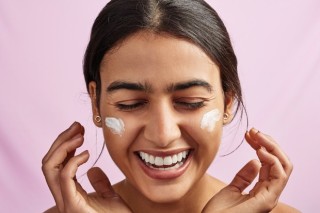 Hidratante facial evita o ressecamento - Foto: LumiNola/Getty Images