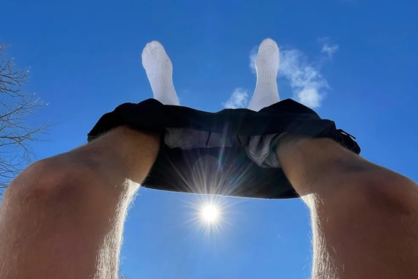 Duas pernas abertas para cima, onde o sol bate diretamente.