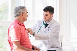 Médico examinando o paciente - Foto: Shutterstock