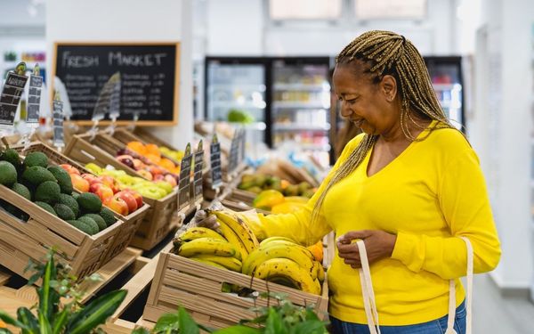 Frutas mulher comprando frutas no mercado