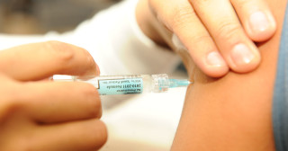 Vacina contra a gripe aplicada no braço