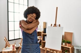 Mulher negra se abraçando