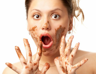 mulher com o rosto sujo de chocolate