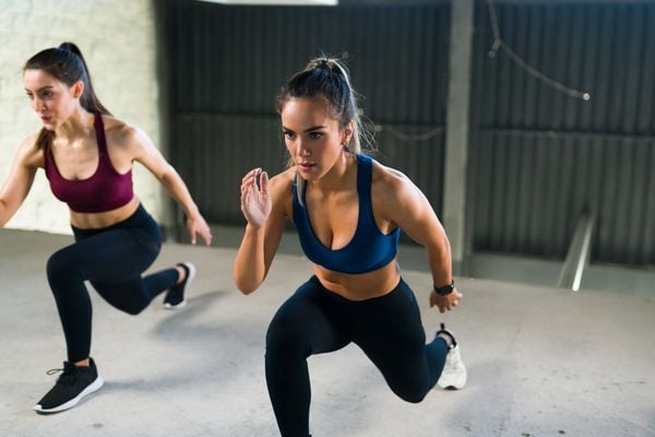 Mulher fazendo treino HIIT