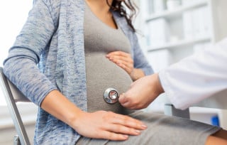 Enjoos na gravidez: é seguro tratar com medicamentos?