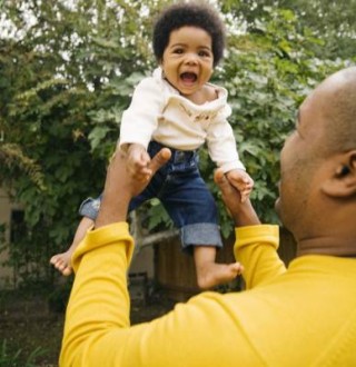 Pai brincando com a filha- Foto Getty Image