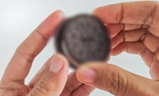 Mãos masculinas segurando alimentos que está borrado
