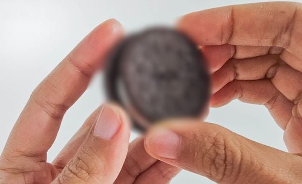 Mãos masculinas segurando alimentos que está borrado